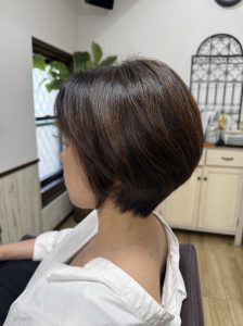 阿南市　羽ノ浦　美容室　アーティ　お手入れ簡単ショートカット　トップに自然なボリューム
