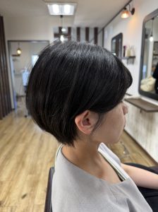 阿南市 羽ノ浦 美容室 アーティ お手入れ簡単ショートカット トップに自然なボリューム