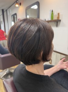 阿南市　羽ノ浦　美容室　アーティ　お手入れ簡単ショートカット　くせ毛　トップに自然なボリューム