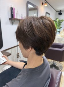 阿南市 羽ノ浦 美容室 アーティ お手入れ簡単ショートカット トップに自然なボリューム